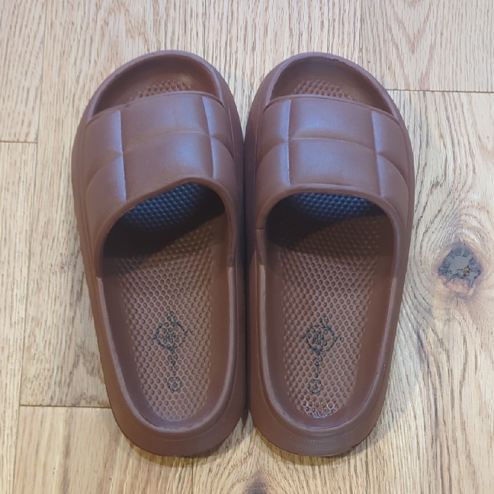 Soul Mates. Quilted Puff Slide Sandals. Size Small 6/7.